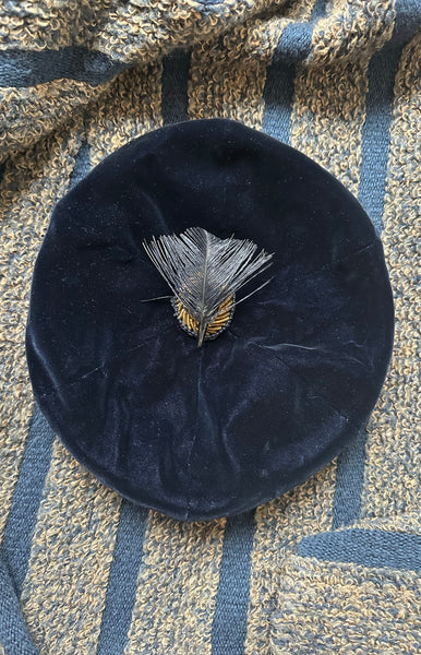 Birdie Topped Velvet Beret / 1950s