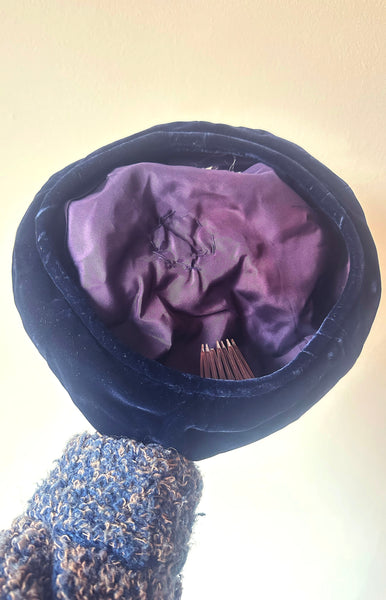 Birdie Topped Velvet Beret / 1950s